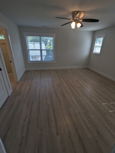 Large Master Bedroom - 205 Meares St