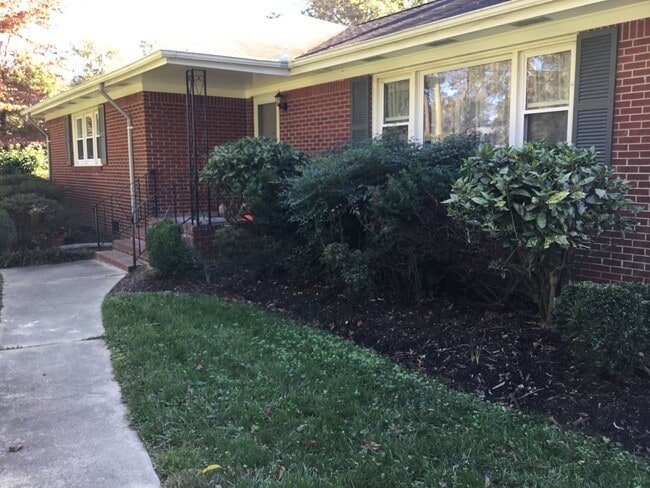 Building Photo - Recently updated ranch in Thoroughgood!