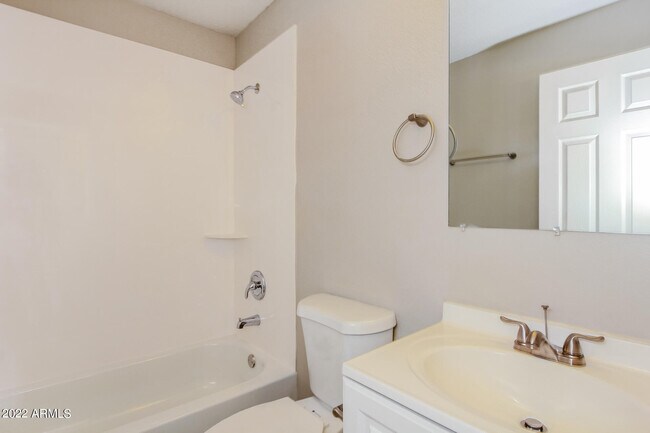 Building Photo - 510 N Tercera Ave