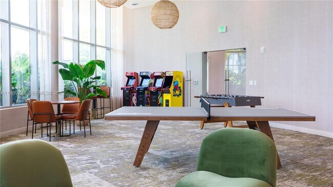 Building Photo - 700 NE 24th St