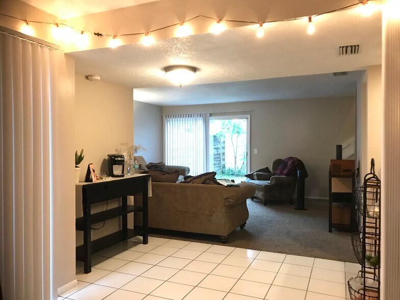 Building Photo - 904 Byron Ln