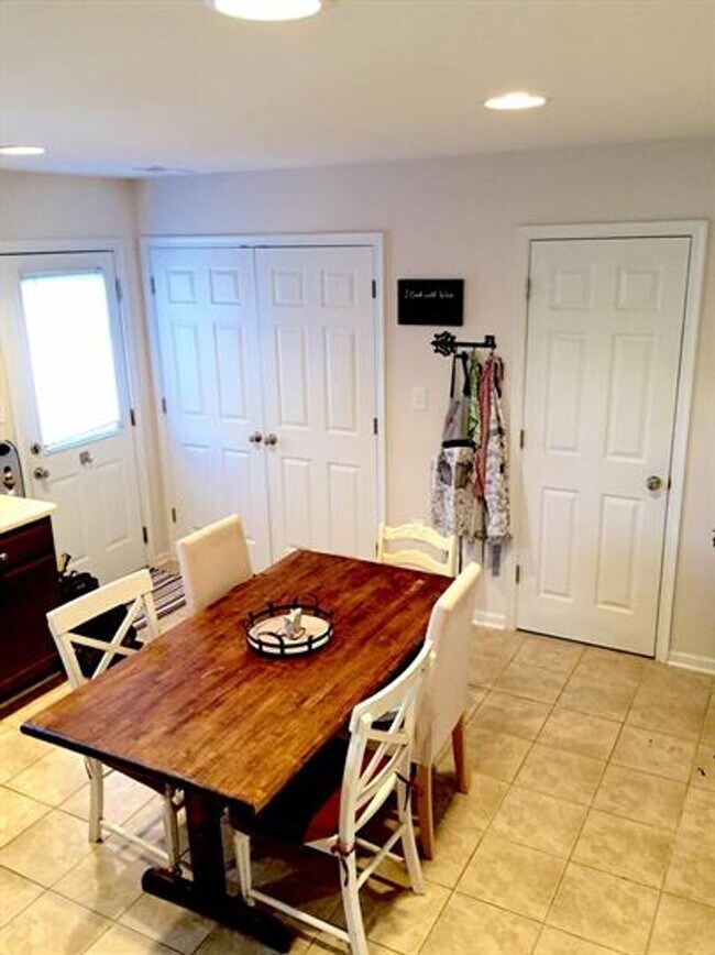 Building Photo - End Unit 3 Bedroom Townhouse