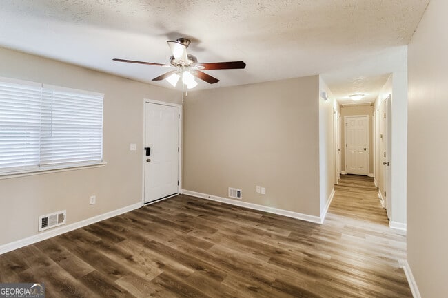 Building Photo - 635 Lakeridge Cir SE