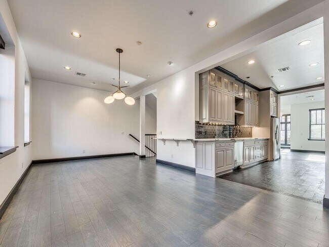 Building Photo - 109 NE 3rd St