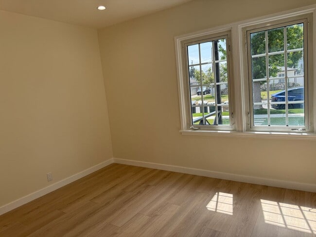 Building Photo - Stunning Fully Renovated Home in Prime Bur...