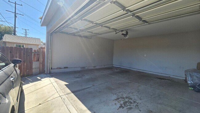 Building Photo - 1536 E