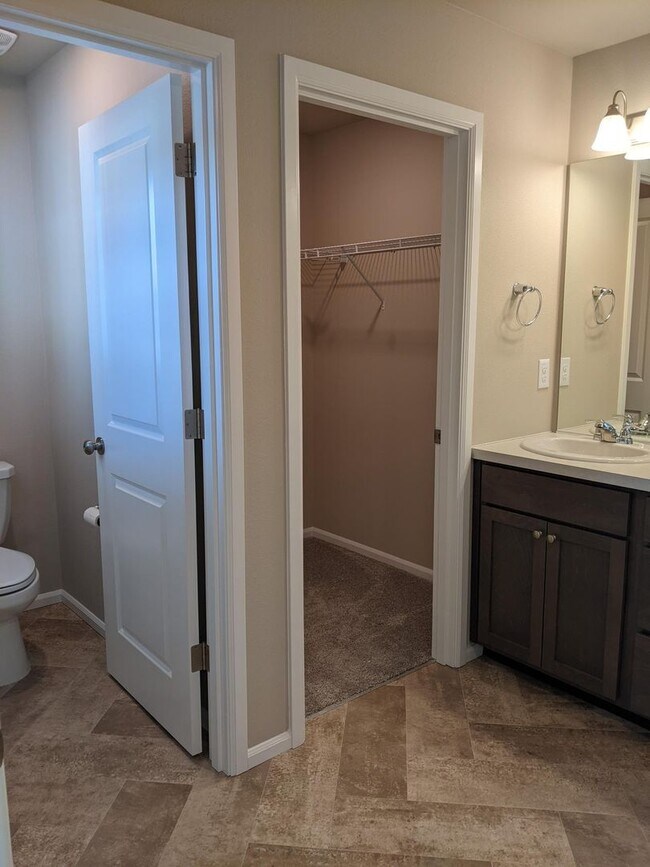 Building Photo - 4/2.5 Townhouse for rent in DuPont!