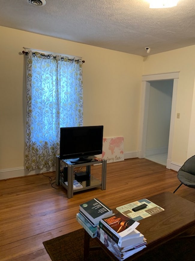 Building Photo - 215 N Lewis St