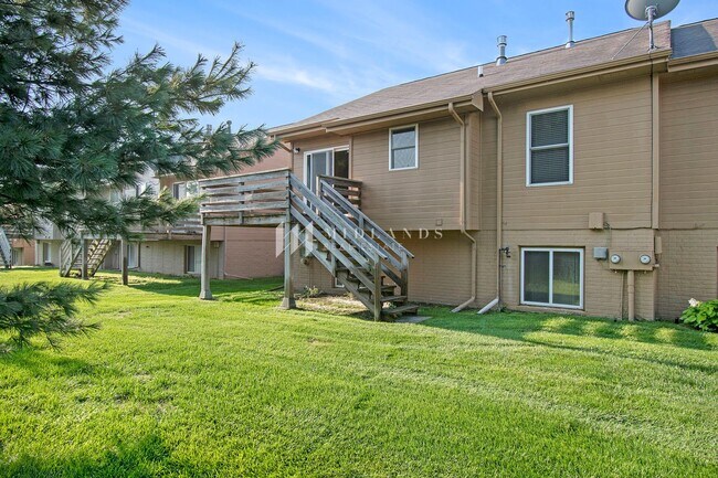 Building Photo - Beautiful Townhome in Shadow View