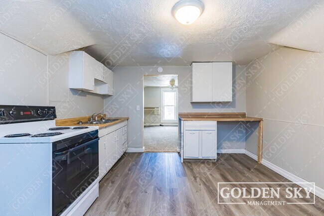 Building Photo - 421 W 9th St