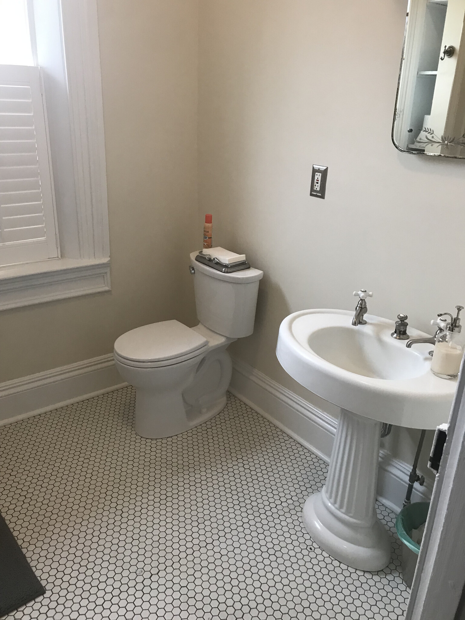 shared bathroom - 30 Mount Pleasant Ave