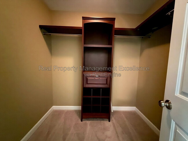 Building Photo - 616 Lake Artesia Ln