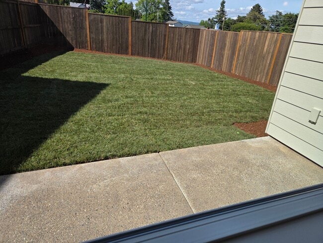 Building Photo - Brand New 3 bdrm 2 1/2 bath townhouse