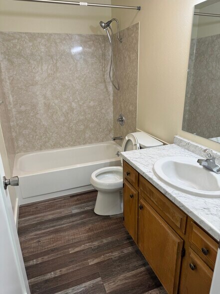 Main bathroom - 1228 46th Pl SE