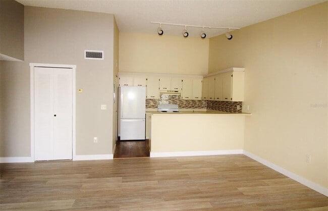 Building Photo - 3400 Crystal Ct W