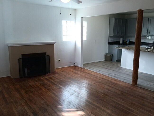 Building Photo - Charming 3-bedroom, 2-bathroom! Showings available NOW! New appliances! SPECIAL!!