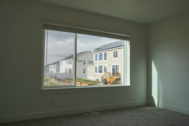 Building Photo - Layton Townhome 3 Bed 2.5 Bath