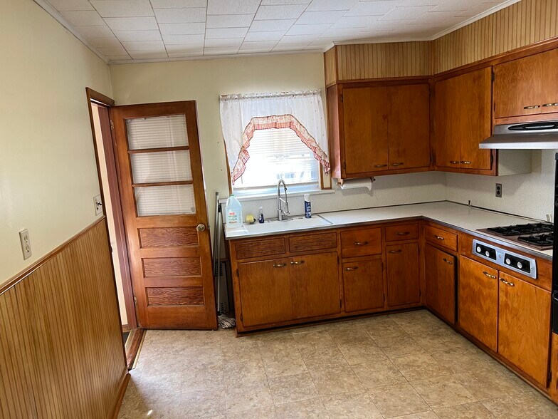 Kitchen - 421 Hamilton St