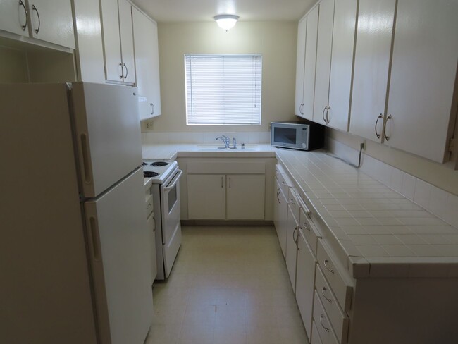 Building Photo - Two Bedroom Condo in UTC