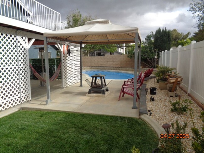 Building Photo - East Lancaster Pool Home