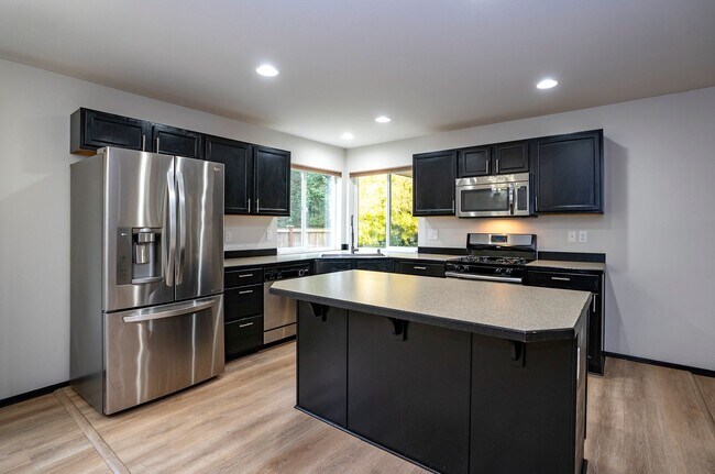Building Photo - Charming 3BR/2.5BA in Desirable Gig Harbor...