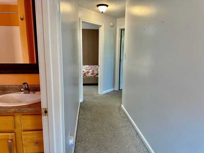 Building Photo - Like New 3BR Colonial For Rent