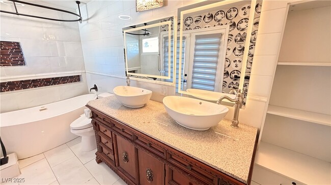 Building Photo - 1819 S Beverly Way