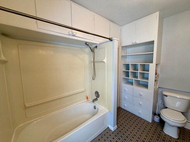 Building Photo - 407 N State St