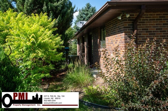 Building Photo - 3 Bedroom and 2 bathroom Colonial Hills House for rent!