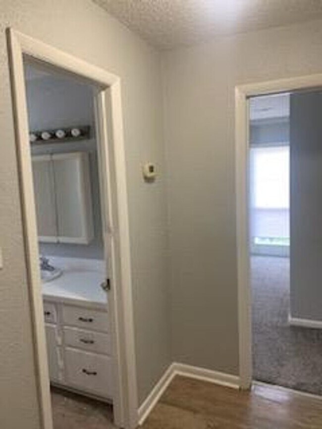 Building Photo - Spacious Two Bedroom Apartment near Oceana