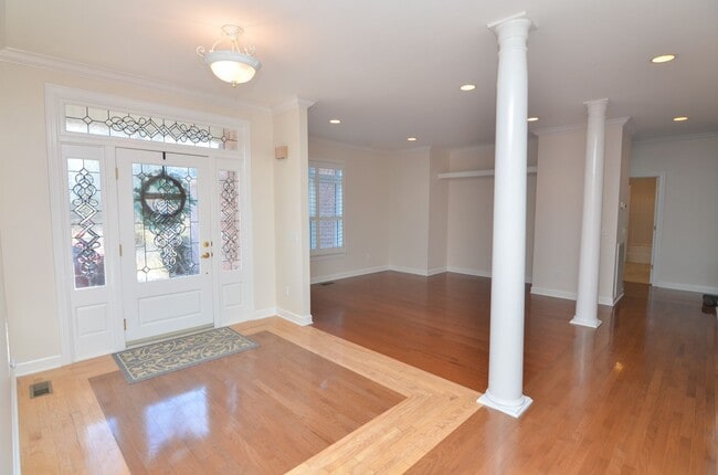 Building Photo - 604 Georgian Way