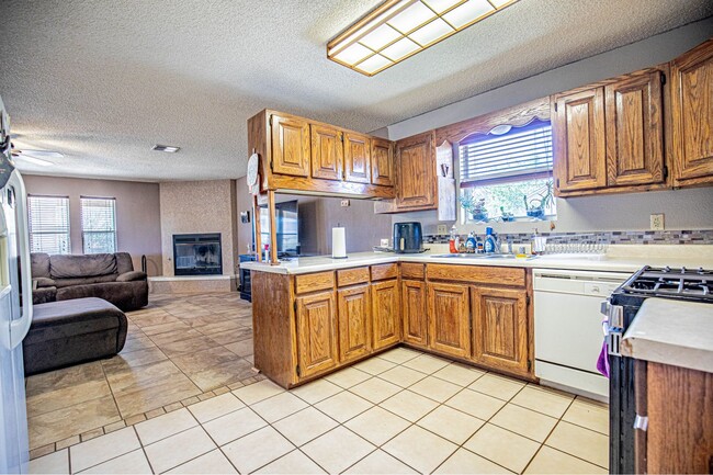 Building Photo - 3 Bedroom 2 Bathroom