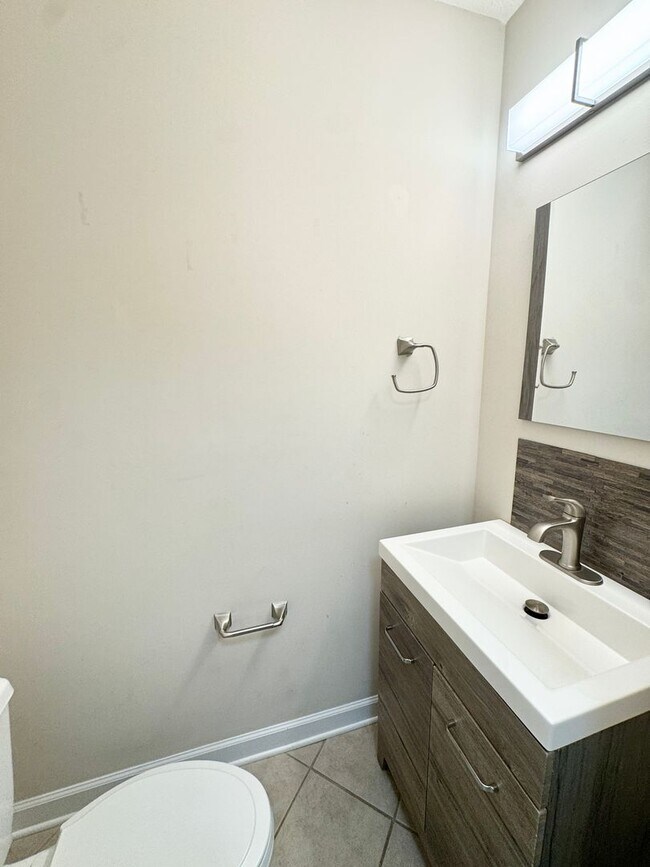 Building Photo - SPACIOUS WATERFRONT 3 bed/3.5 bath with lo...