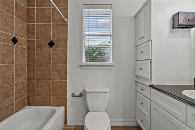 Building Photo - 6118 Tyne St