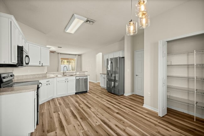 Building Photo - 3008 NE 24th Pl