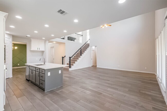 Building Photo - 8823 Morning Glow Dr