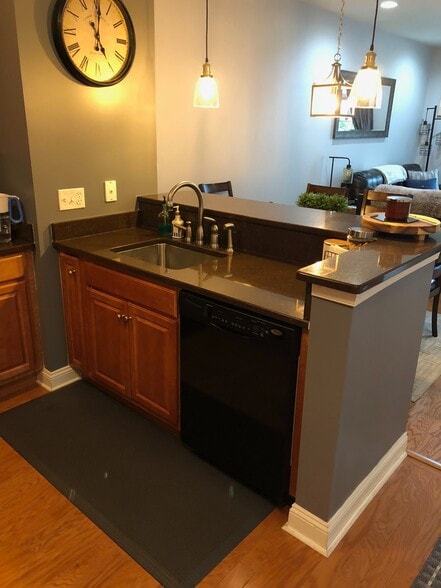 Building Photo - 300 W Elm St