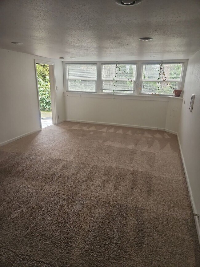Building Photo - Charming Duplex w/Seprate Entrances, Close to all Amenites/Downtown
