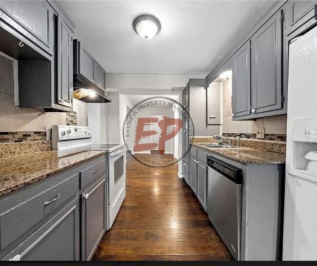 Building Photo - 213 N Oak Dr