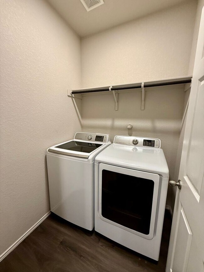 Building Photo - 3 Bedroom, 2 Bathroom Duplex in Converse!
