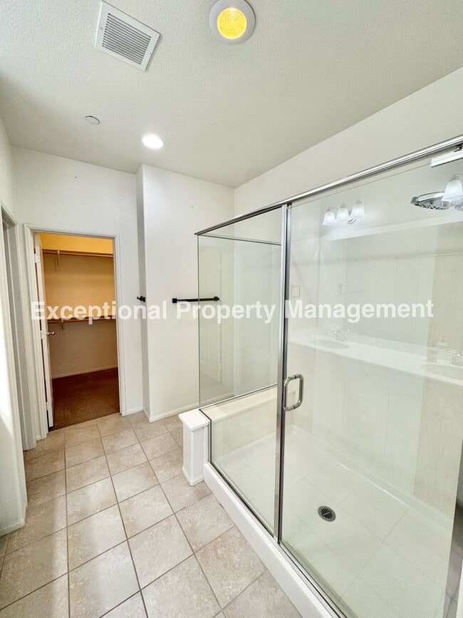 Building Photo - Great 3 bed 3 bath home