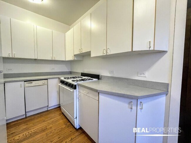 Building Photo - 1 bedroom in CHICAGO IL 60613