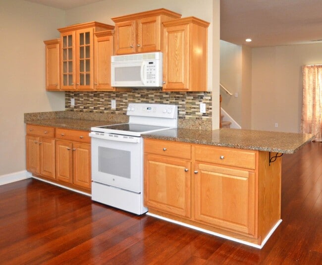 Building Photo - Live in Wyndhurst!