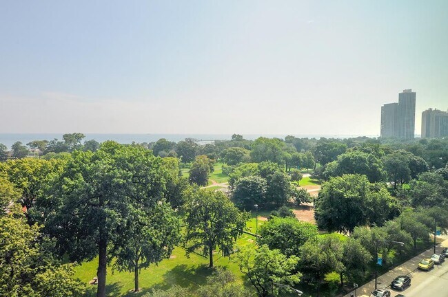 Building Photo - Spacious 1 bed lakeview end unit in Lincol...