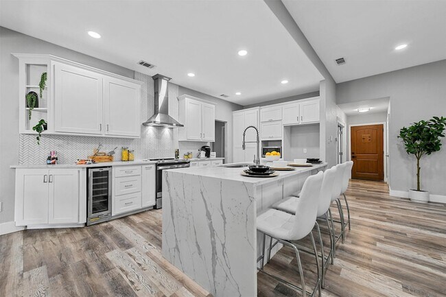 Building Photo - 303 Riva Ridge