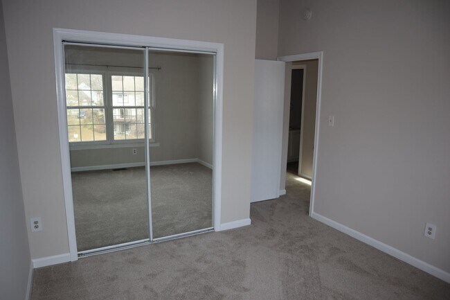Building Photo - Charming Townhome Nestled in a Private Cul...
