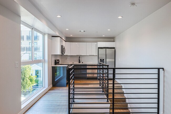 Building Photo - 2332 Carmona Ave