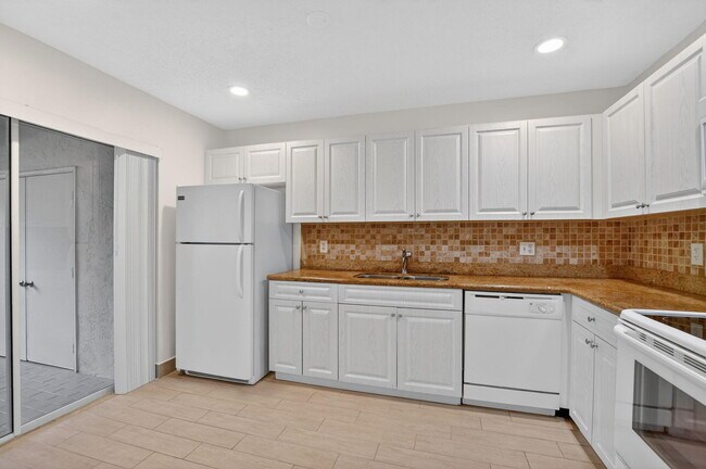 Building Photo - 6695 Via Regina