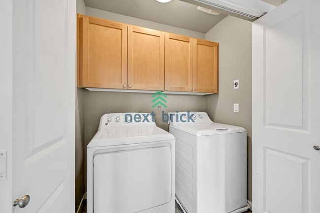 Building Photo - 3 BED & 2.5 BATH  FOR RENT