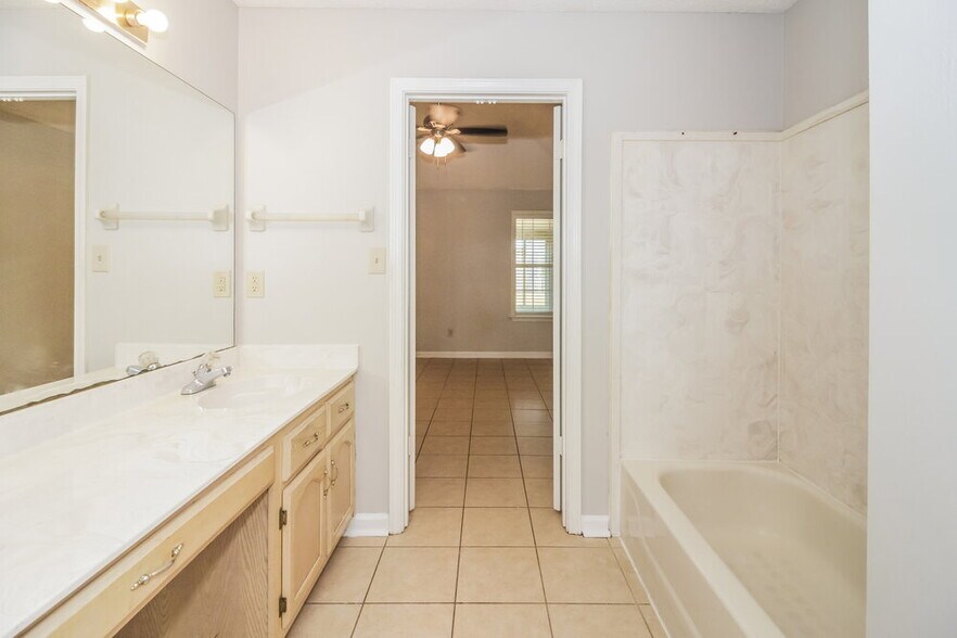 Building Photo - 2784 Fletcher View Dr